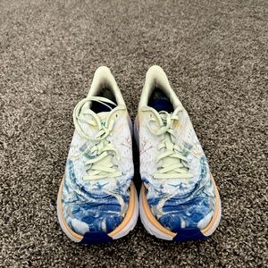 HOKA Clifton 8 basically new!!